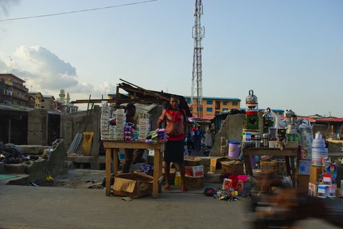 Le cri – Central mosque area, Lagos Island Une vendeuse, surprise par l’appareil, donne de la voix