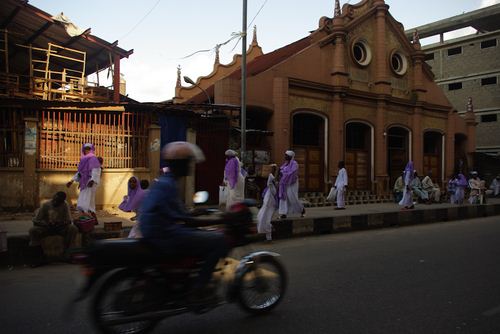 Retour de culte, Idejo Street, Victoria Island Un conducteur d’okada croise une congrégation religieuse