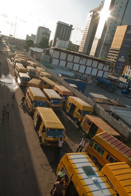 Queue de taxis, Ring Road, Lagos Island Un des nombreux « motor park » de Lagos, ou s’entassent les taxis jaunes de Lagos