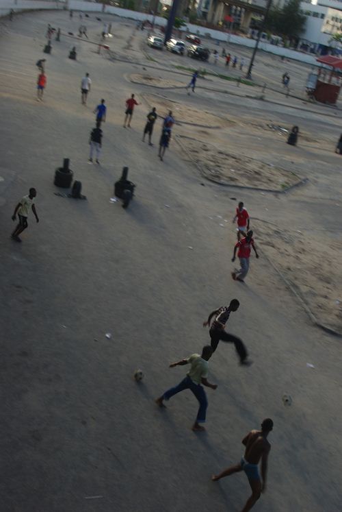 Tir transversal, Abongon Street, Lagos Island Partie de football sur un parking désert, à l’ombre des sièges des principales entreprises nigérianes