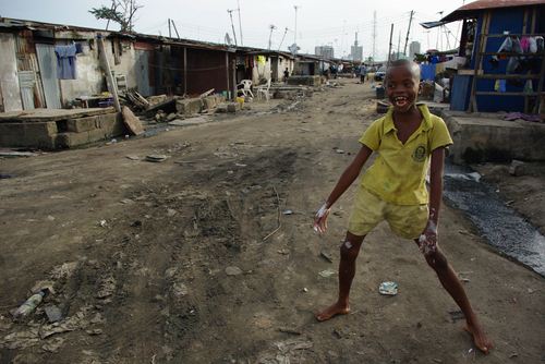 Checkpoint, Lekki peninsula, Lagos Un enfant s’enthousiasme à notre passage, et fait mine de barrer la route